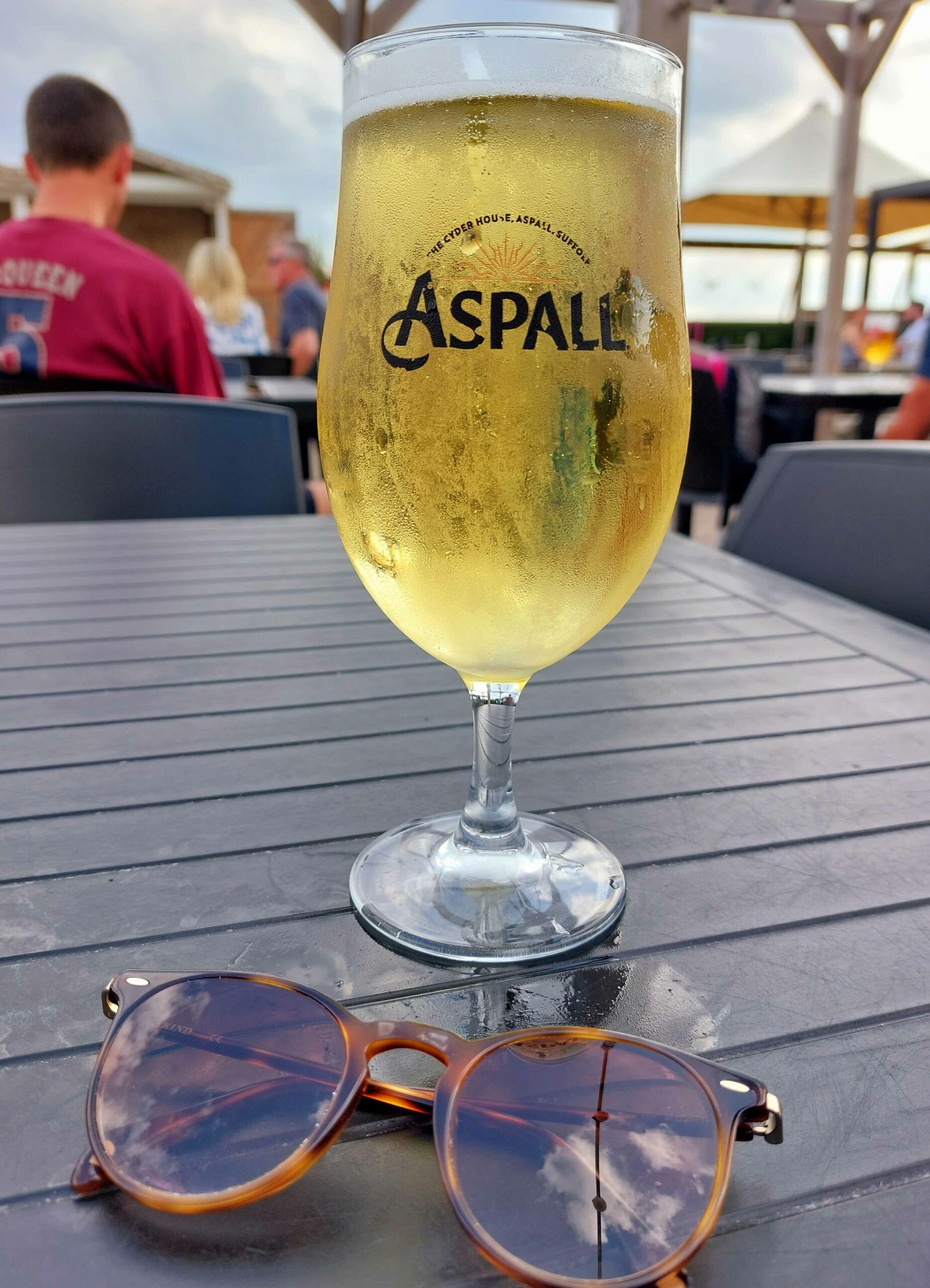 Ciderglass mit daneben liegender Sonnenbrille