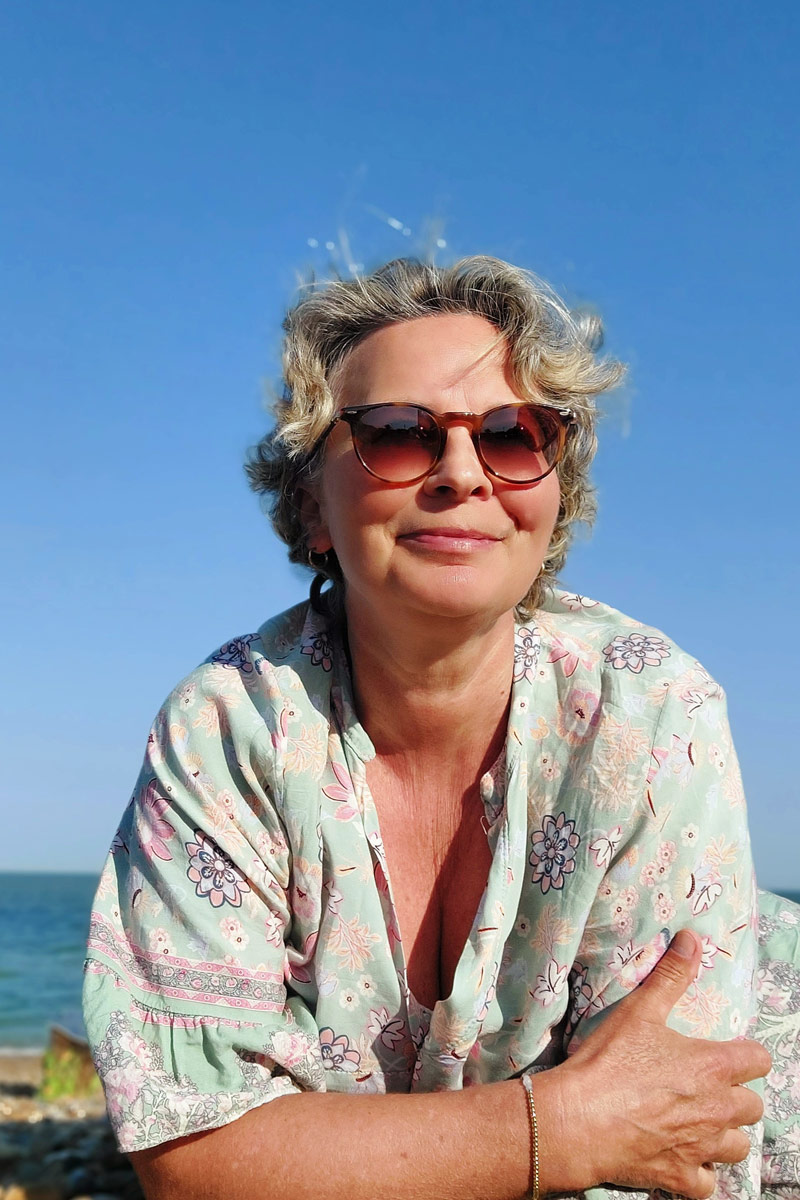 Christiane am Strand von Eastbourne