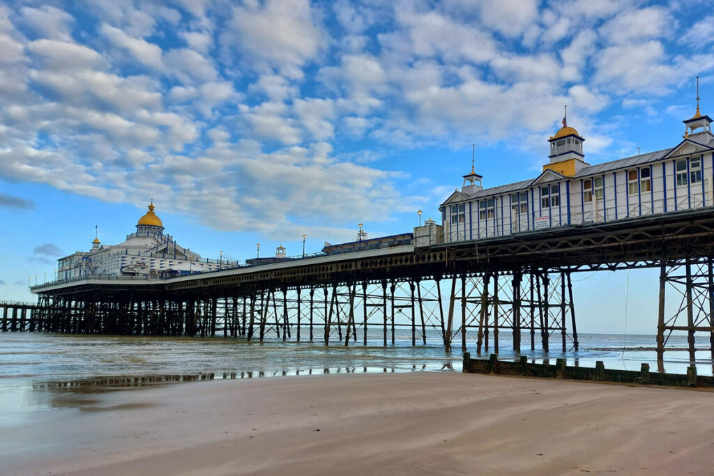 Eastbourne Pier bei ebbe