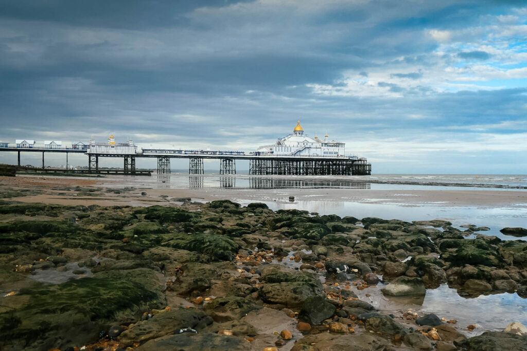Eastbourne Pier bei Ebbe