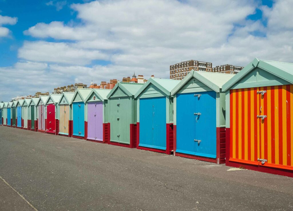 Bunte Badehäuschen an den Hove Laws