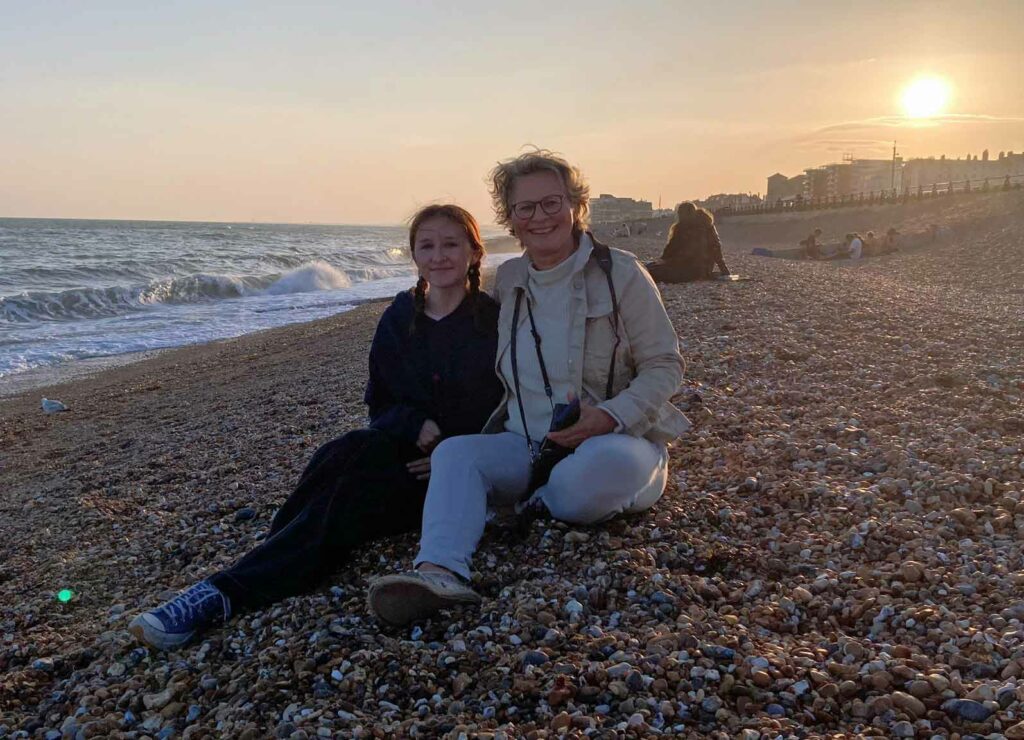 Christiane und Sarah im Abendlicht am Strand von Hove