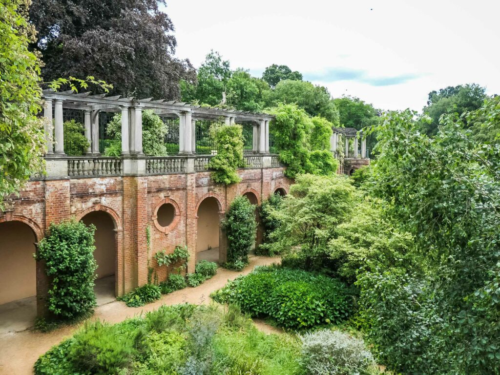Pergola Gang im Garten