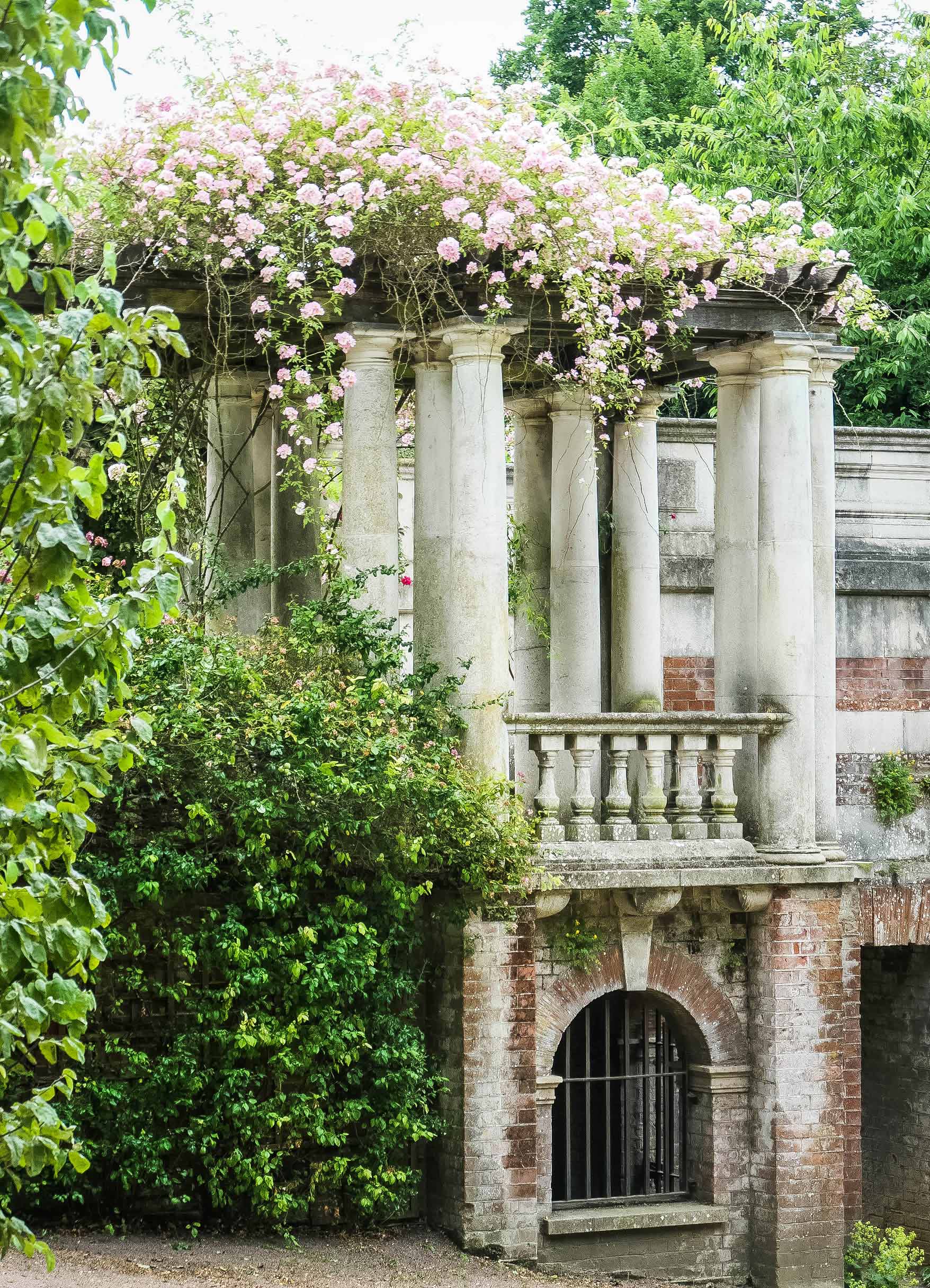 Pergola mit steinsäulen berankt