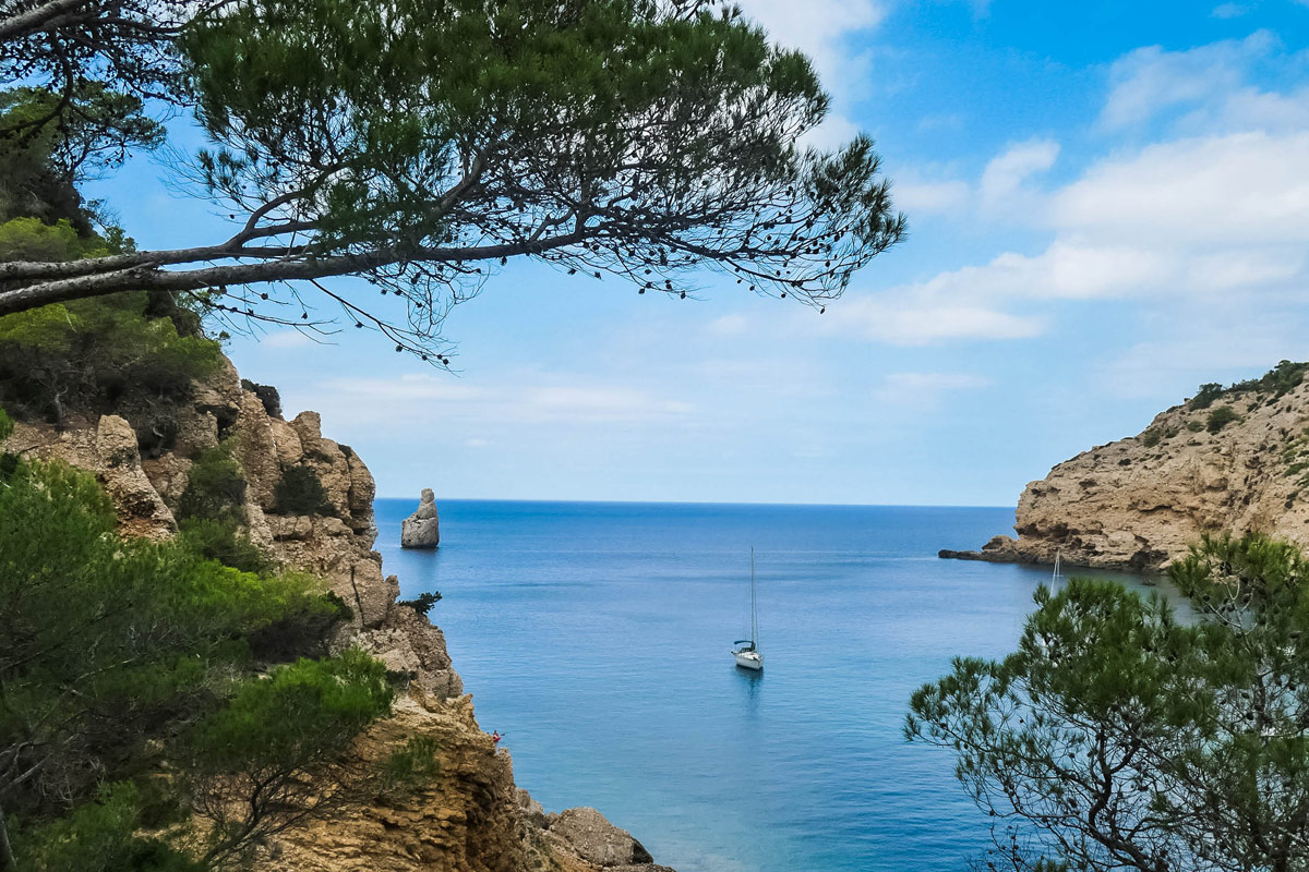 Cala Beniras Ibiza Boot vor dem Felsen