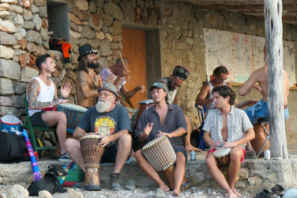 Trommelnde Hippies in Cala Beniras
