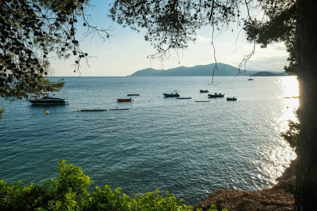 Blick im Abendlicht auf die Cala Martina