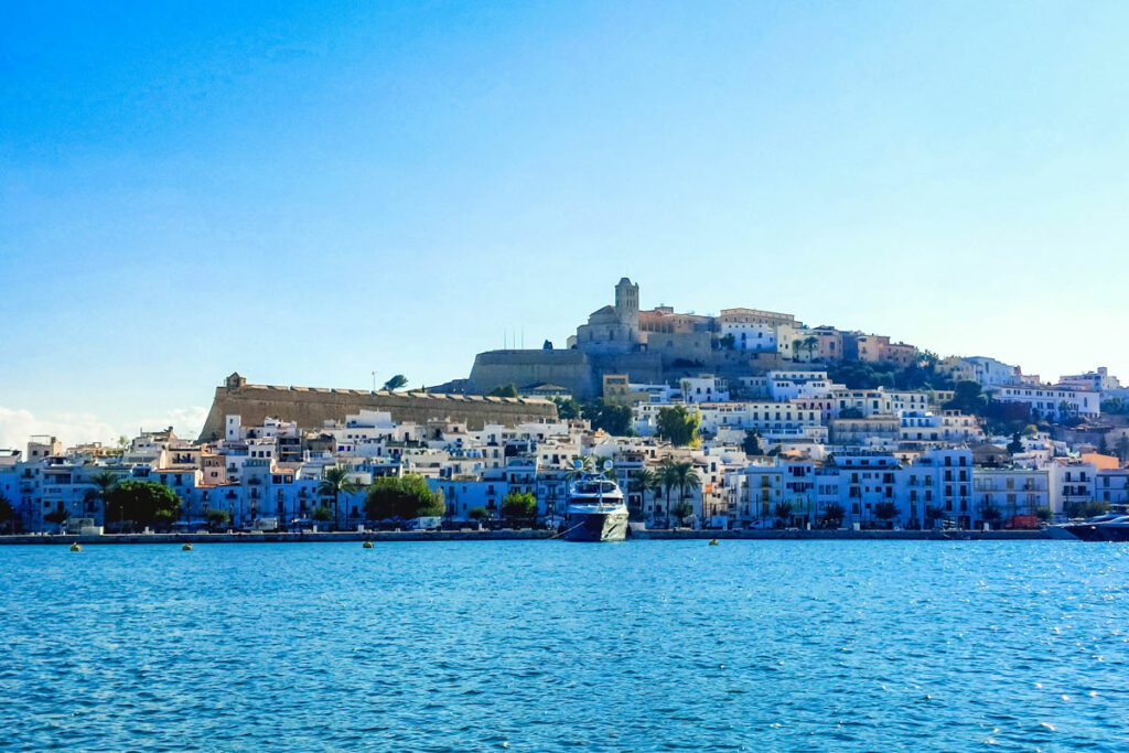 Blick auf die Altstadt von Eivissa vom Wasser aus