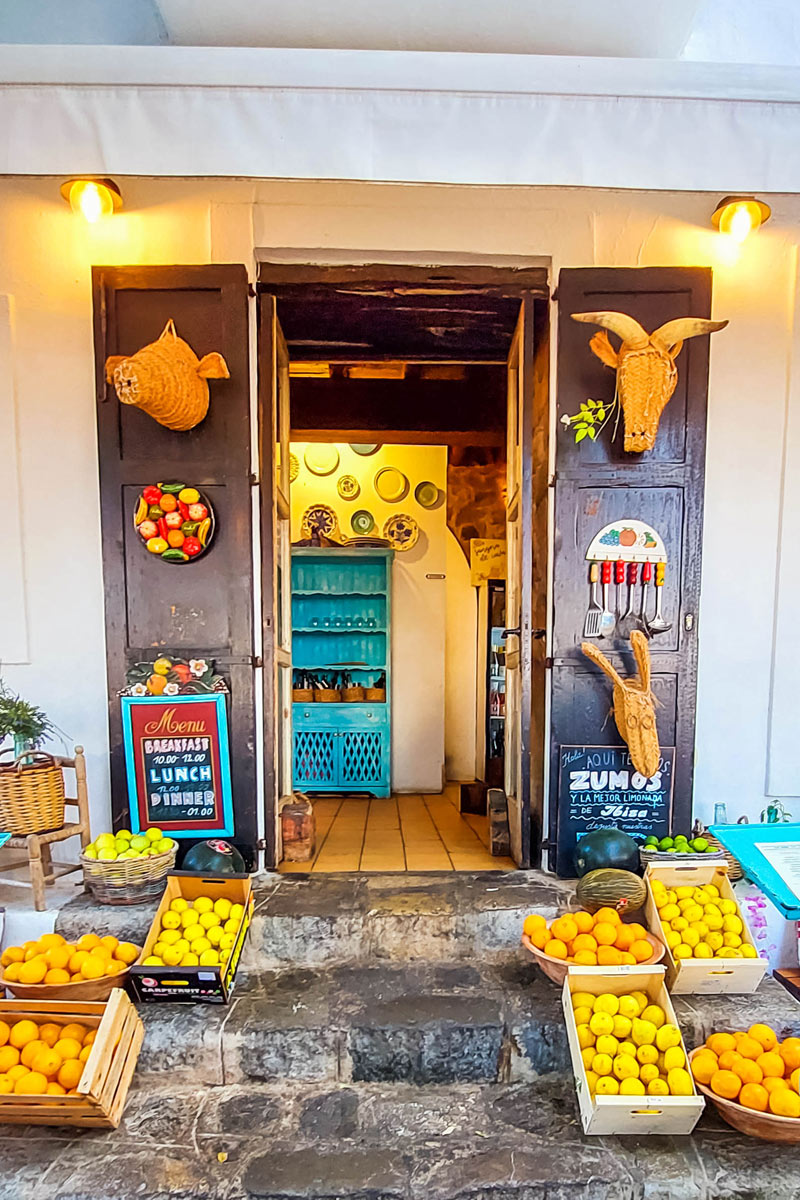 Bar in Eivissa mit Zitronen vor der Tür