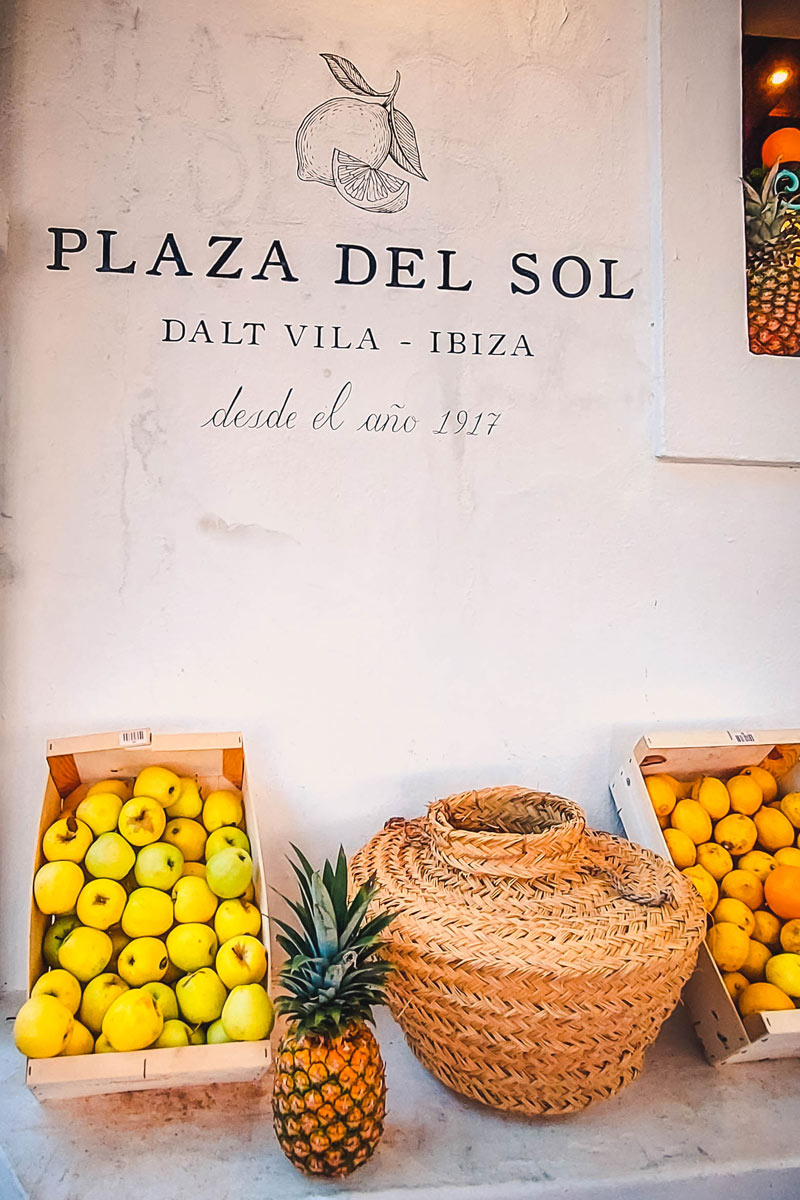 Zitronen vor einer Bar