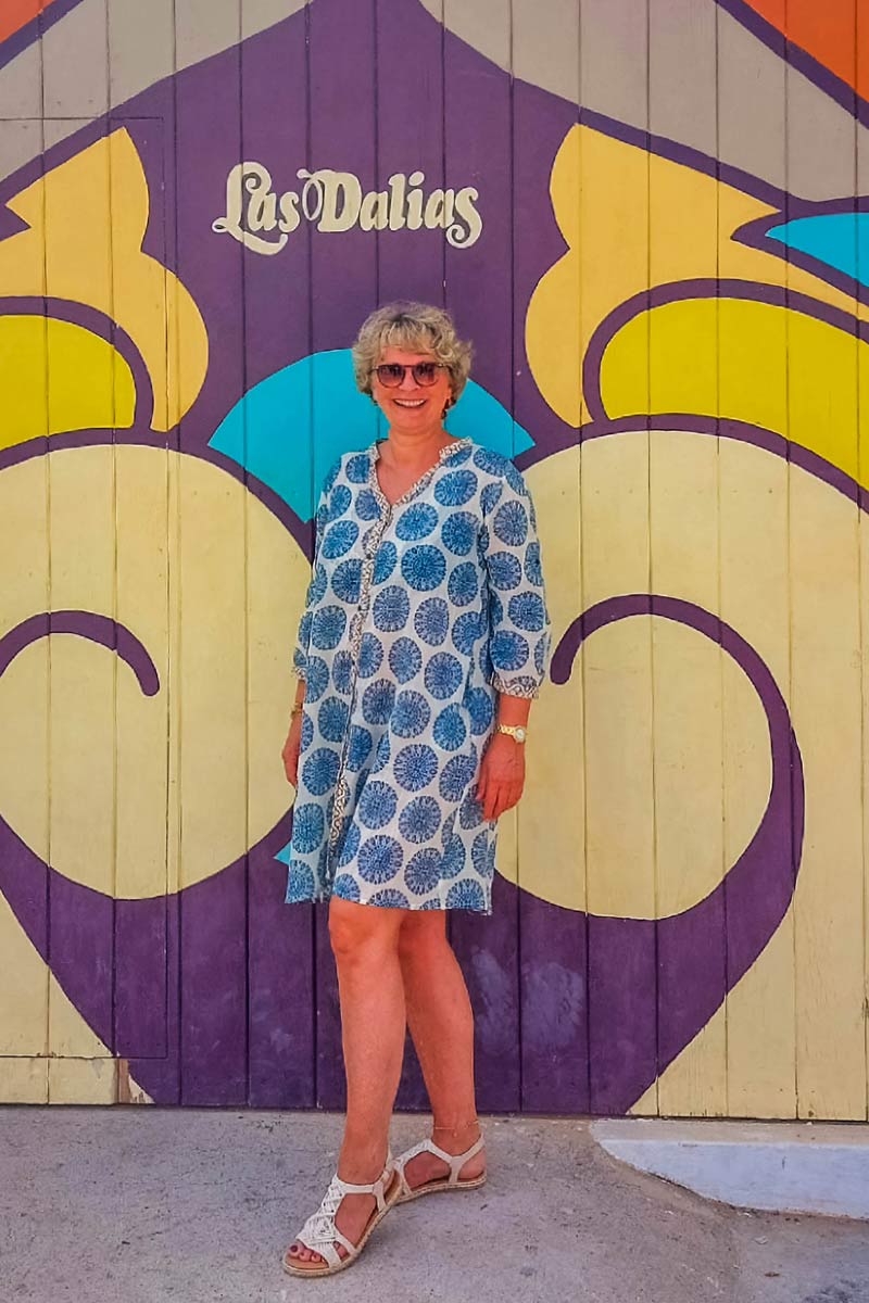 Christiane vor dem Eingang von Las Dalias