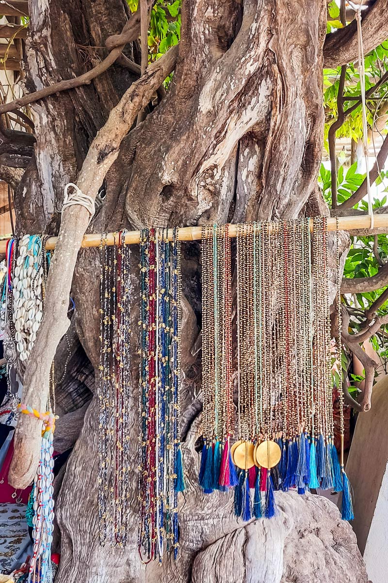 Schmuck der am Baum hängt