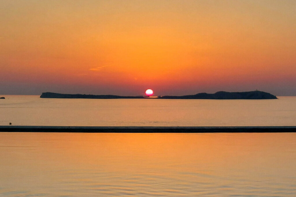 Sonnenuntergang auf der Terrrasse des TRS Ibiza Hotels