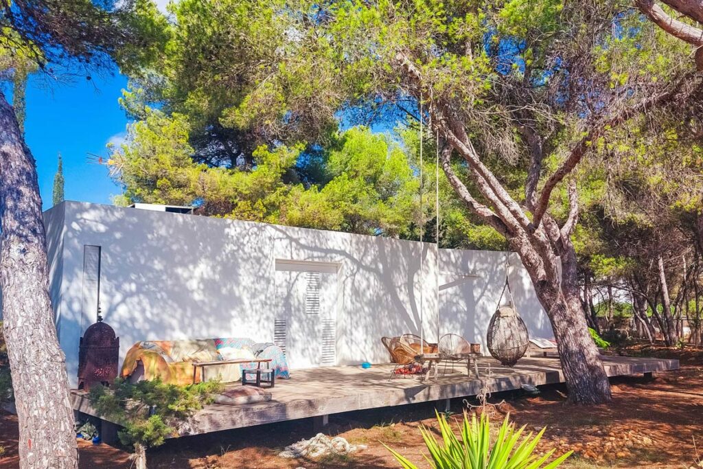 Terrasse unter Pinien