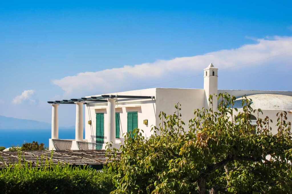 Blick über ein Haus zum Meer