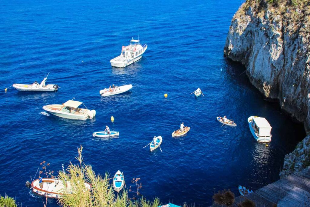 Einfahrt vor der blaunen Grotte mit Booten