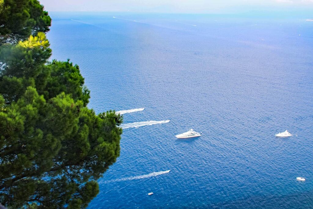 Küstenblick mit weissen Böötchen