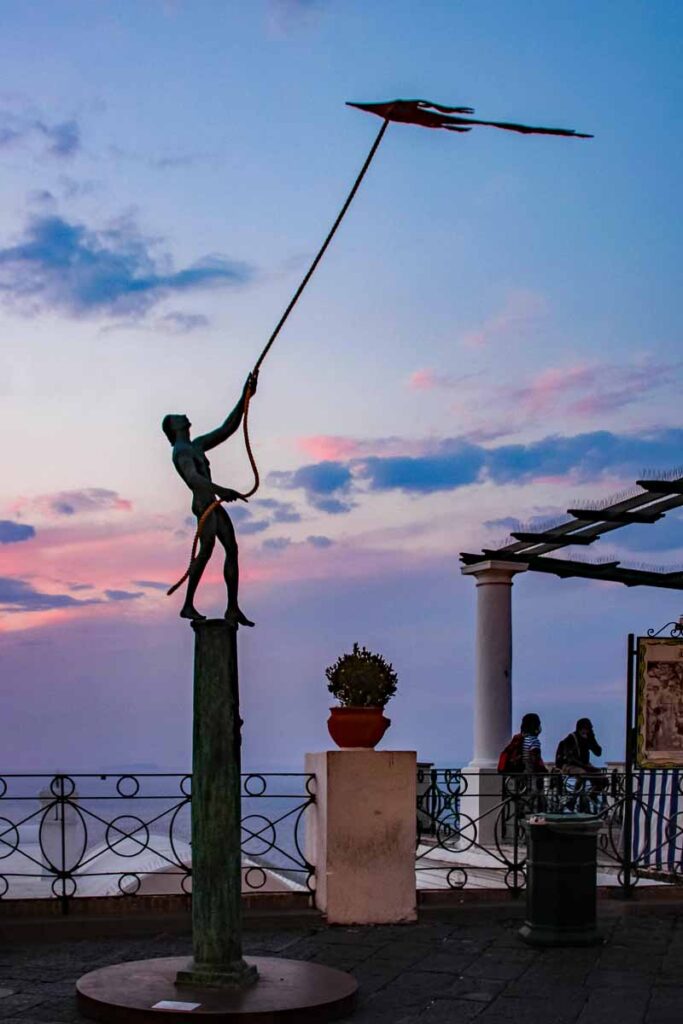 Figur an der Piazza Umberto Capri