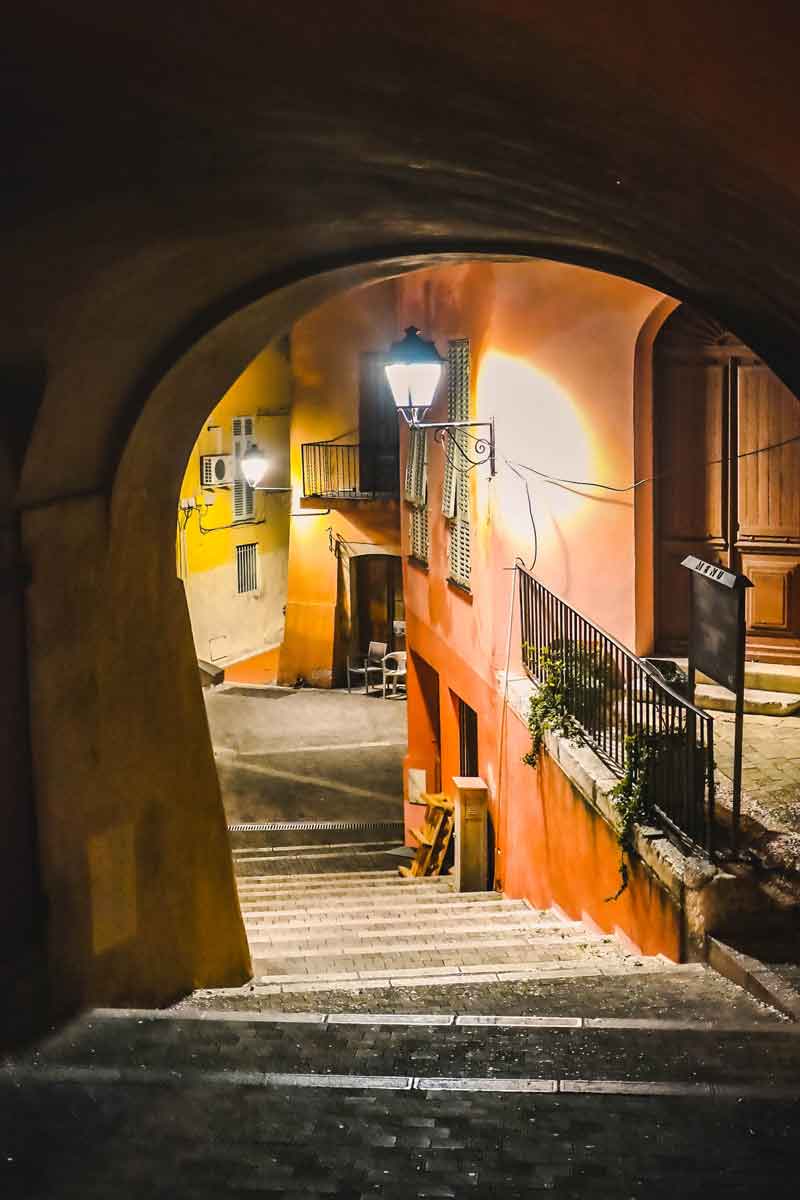 Menton Gasse bei Nacht