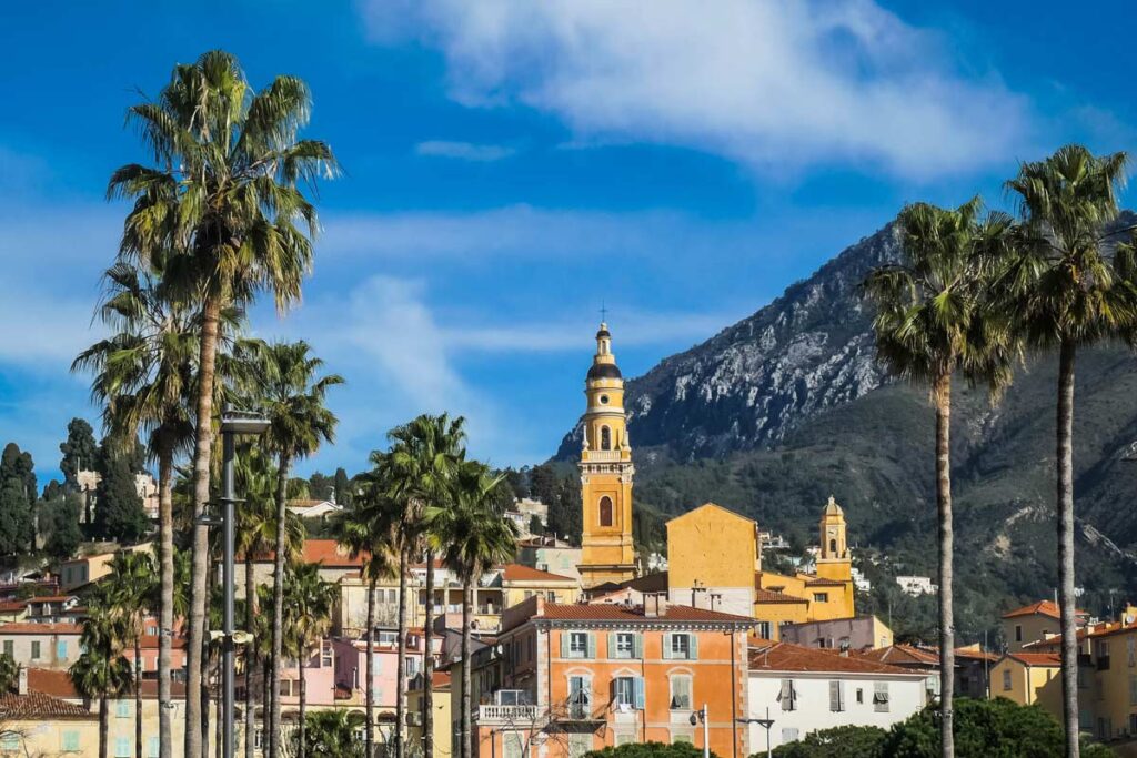 Menton vor dem Bergpanorama