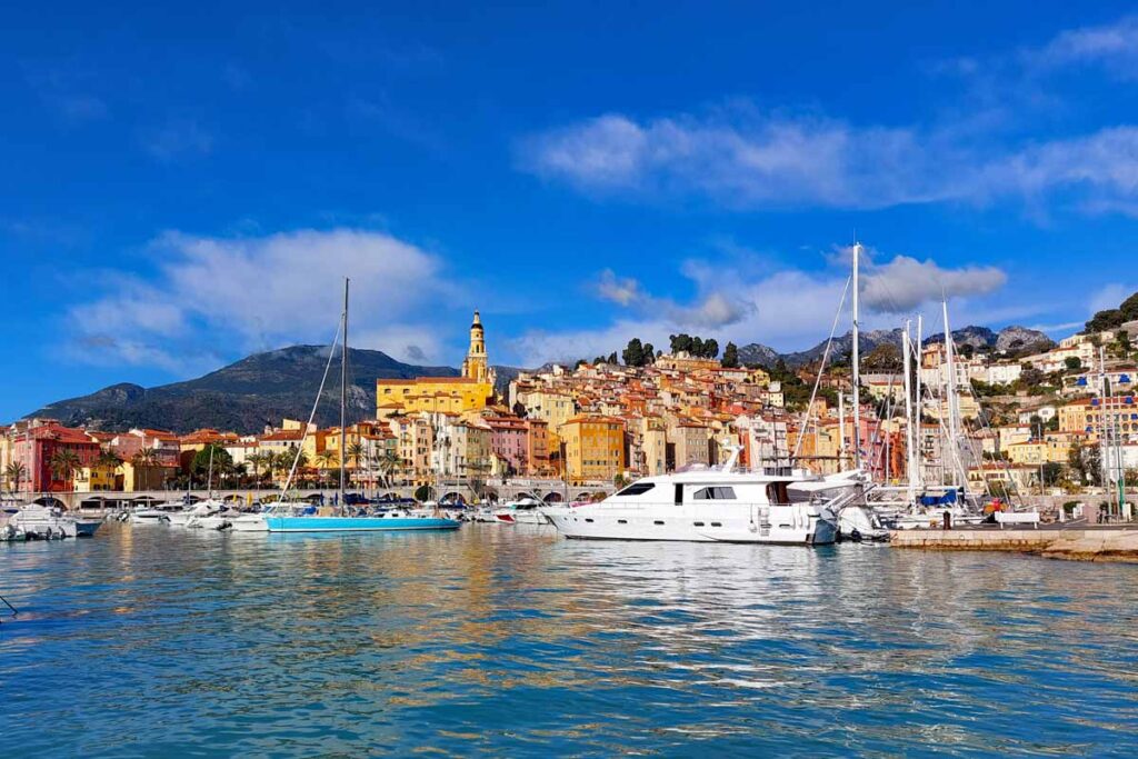 Panorama von Menton aus Sicht des Hafens