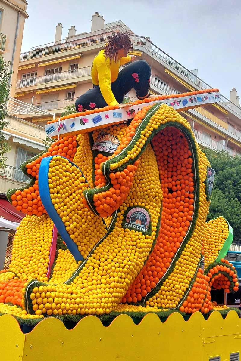 Figur im Zitronencorso