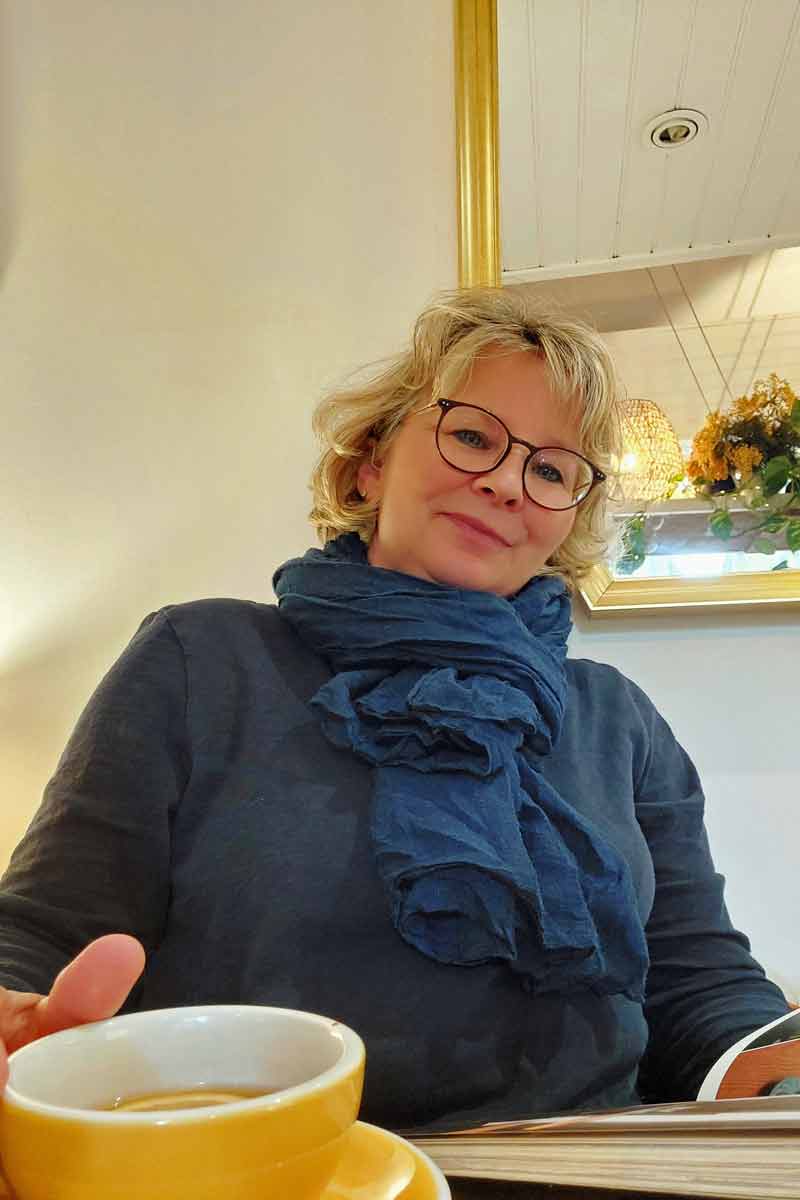 Christiane im Cafe Brume