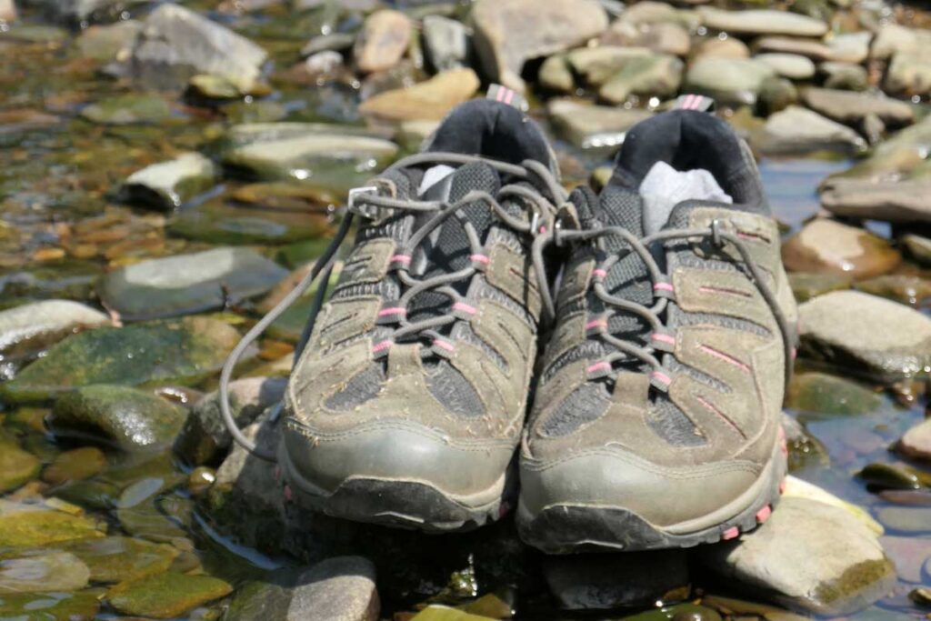 Schuhe im Fluss