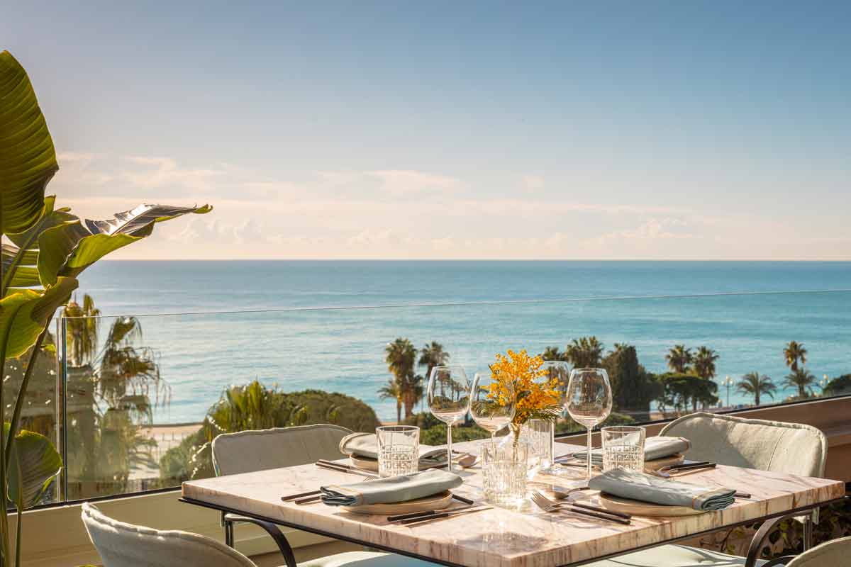 Tisch auf der terrasse des Anantara Nice