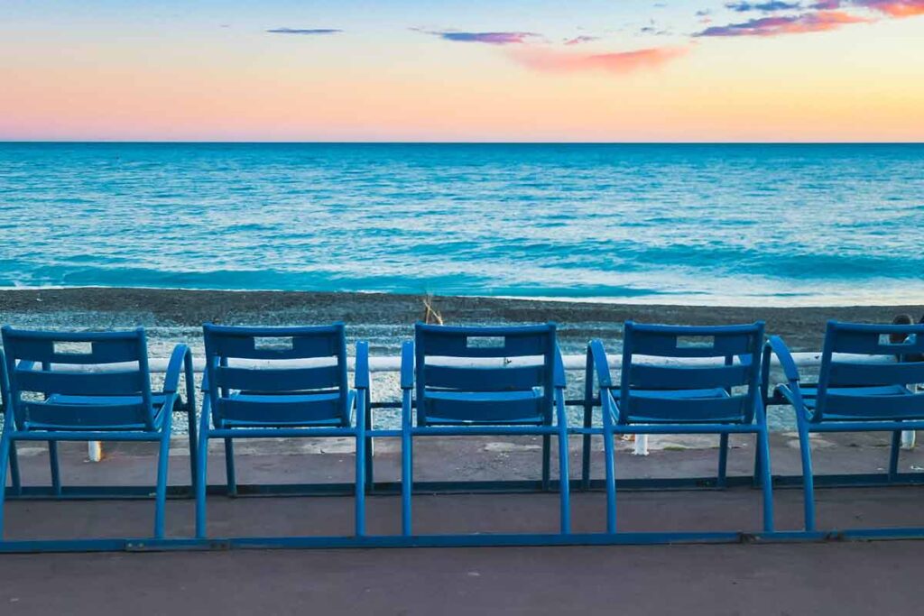 Blaue Stühle im Abendlicht