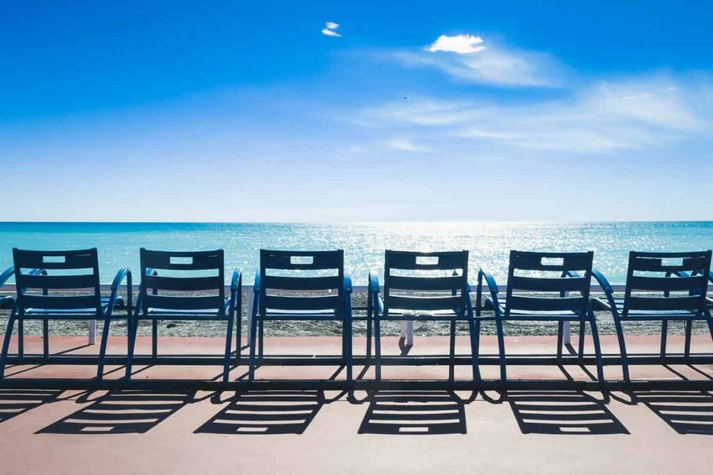 Blaue Stühle an der Promeande