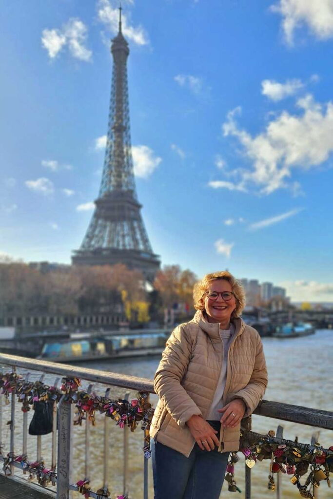 Christiane vor dem Eiffelturm
