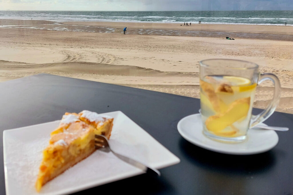 Teller mit Apfelkuchen auf Tisch am Meer