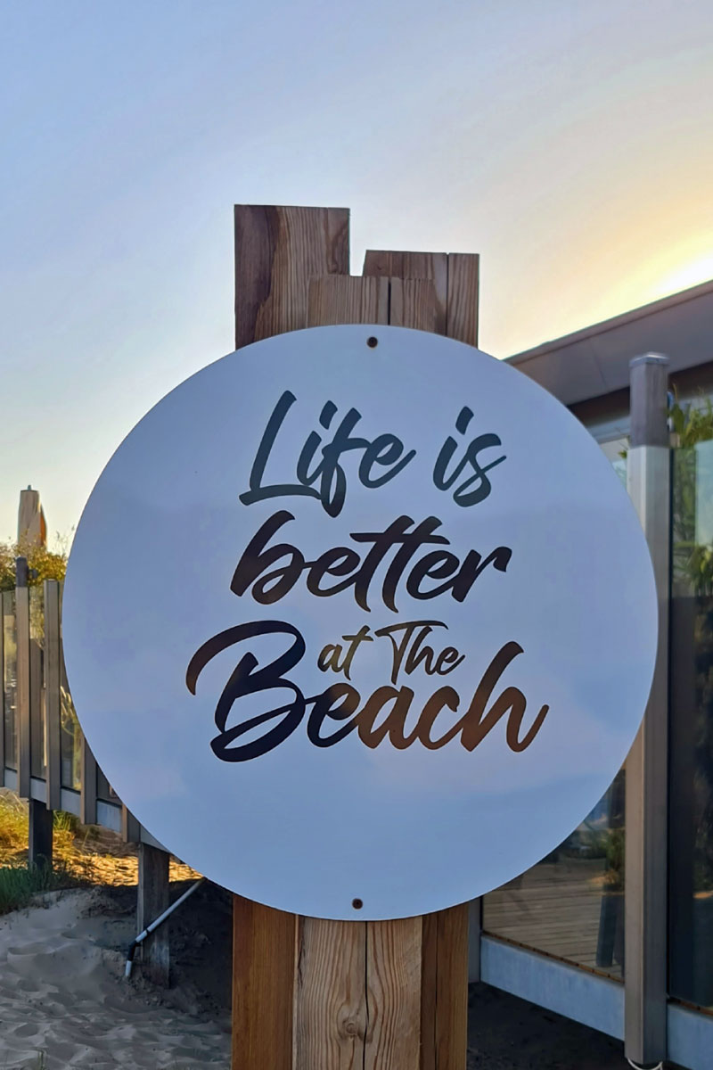 Schild Life is better on the beach