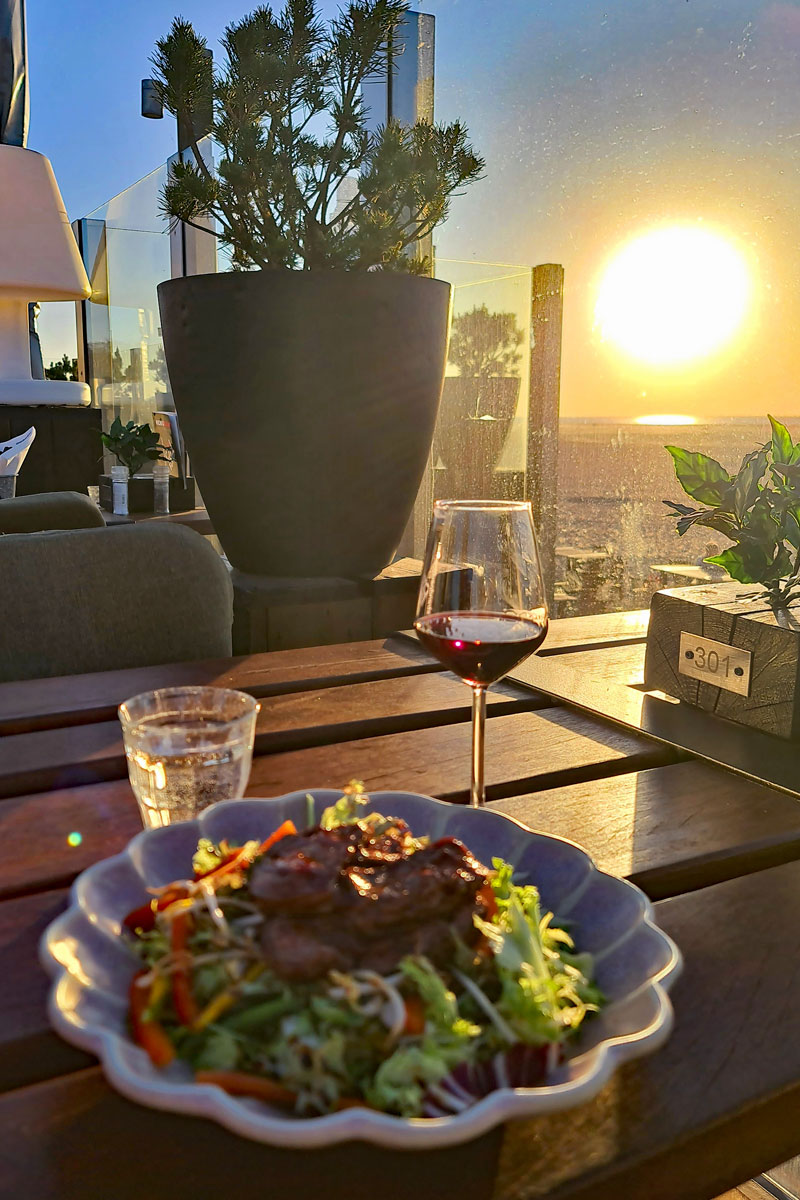 Teller auf dem Tisch mit Sonnenuntergang