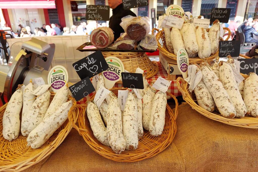 Salami auf Marktstand
