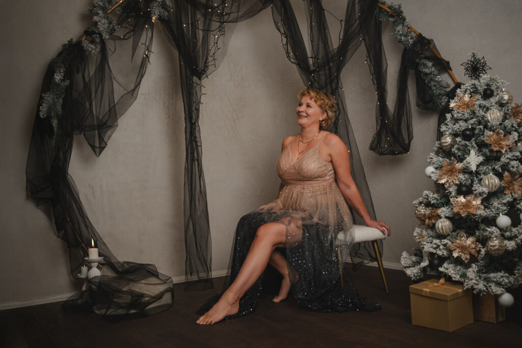 Christiane vor Weihnachtsbaum