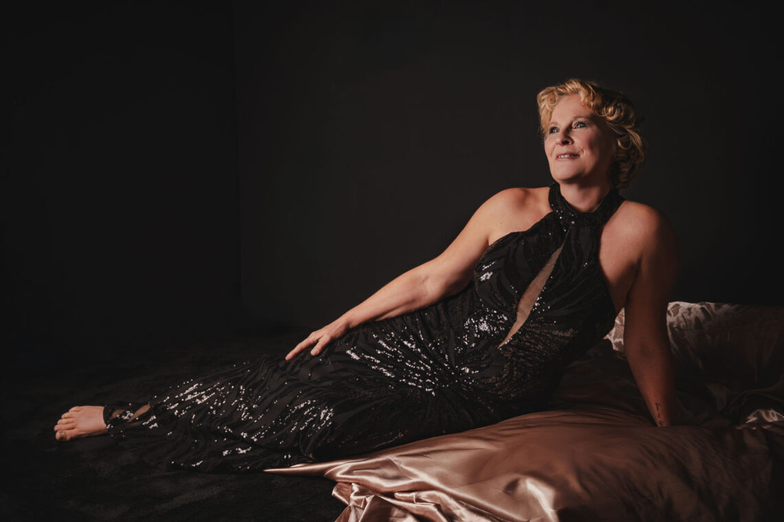 Christiane liegend im Abendkleid