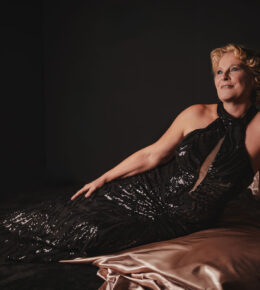 Christiane liegend im Abendkleid