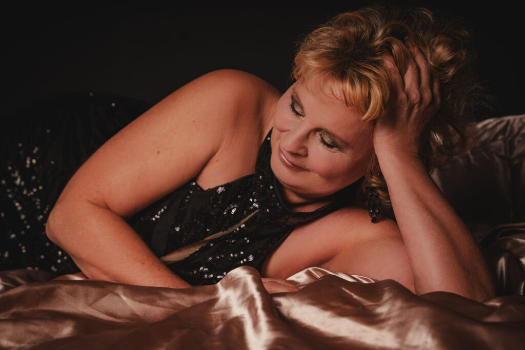 Frau in verträumer Pose