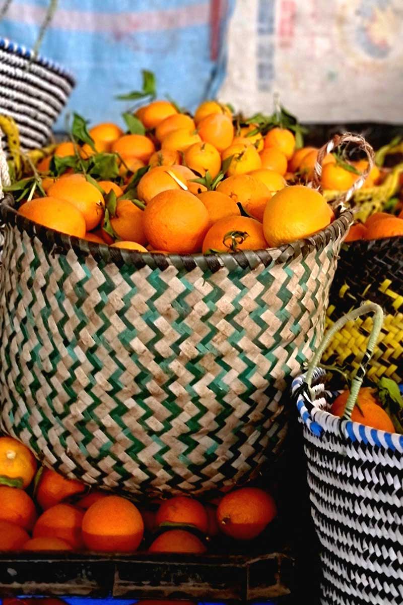 Orangen in einem Korb auf dem Markt