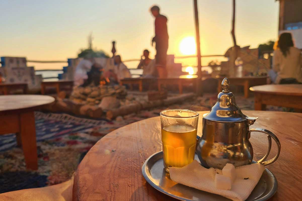 Minzetee im Abendlicht